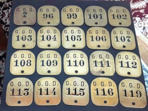 41 etiquetas de vaca numeradas de latón de la antigua granja lechera Golden Gurnsey - Imagen 1 de 2