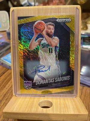 2024 Panini Prizm Black Domantas Sabonis #109 золотое мерцание с автографом 06/10 - Изображение 1 из 2