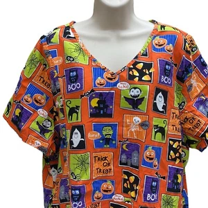 Blusa Médica Estampada de Algodón con Cuello en V 3X/3XG Temática de Halloween con Bolsillos - Imagen 1 de 9
