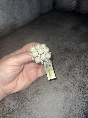 Broche colgante Premier Designs tono plata "Pearls Night Out". Foto 1 de 4