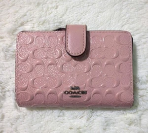 Portafoglio Coach Medium con zip angolare in tela firmato rosa cipria autentico nuovo con etichette - Foto 1 di 4