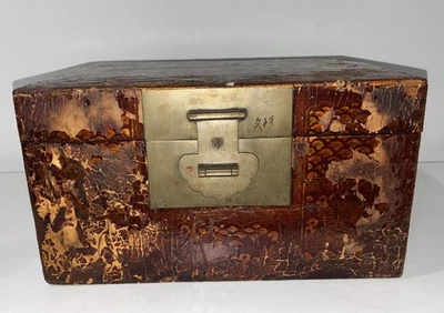 Antiguo cofre de almacenamiento chino de madera rojo y dorado diseño escénico con herrajes de latón Foto 1 de 4