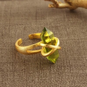 Anillo ajustable con forma de bala de cuarzo peridoto verde chapado en oro piedras preciosas - Imagen 1 de 3