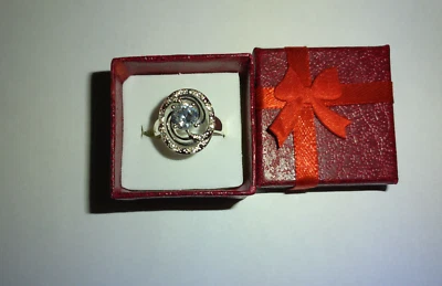 NUEVO EN CAJA, ANILLO AVON STARLIT ABRAZO CIRCONITA TALLA 9 ¡HERMOSO ANILLO! Foto 1 de 4