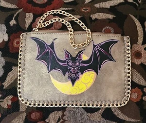Muñequera retro pintada a mano tatuaje murciélago bolsa con cremallera - cadena dorada punk ÚNICA EN SU CLASE - Imagen 1 de 2