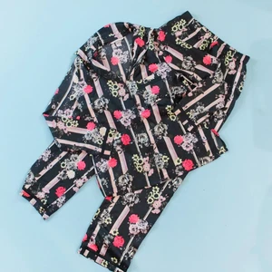 NEU VICTORIA'S SECRET STRIPEROSE SATIN PJS WEIHNACHTSGESCHENK PYJAMA SET GEBLÜMT GR M - Bild 1 von 19