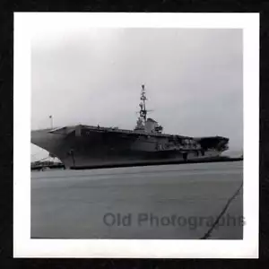 INSTANTÁNEA FOTO ANTIGUA/VINTAGE PORTAAVIONES EE. UU. EN PUERTO - M615 - Imagen 1 de 1