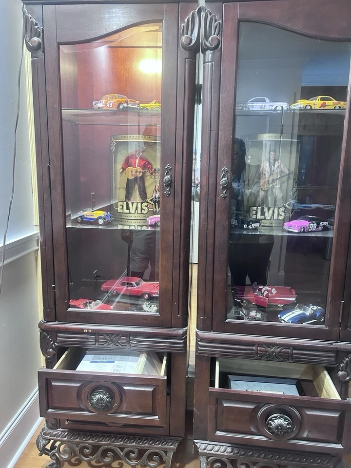 • 2 gabinetes de curiosidades a juego: puertas de vidrio, luces, cajón de almacenamiento Foto 1 de 2