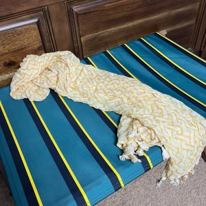 Sciarpa leggera J. McLaughlin giallo bianco catena bordo nappa zig zag - Foto 1 di 3