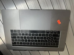 OEM MacBook Pro 15 2018 2019 A1990 reposamanos + panel táctil + teclado + bate FUNCIONANDO - Imagen 1 de 2