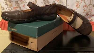 Clarks Brown Leather Adjustable Shoes SZ 7 1/2 W EUC - Image 1 of 4