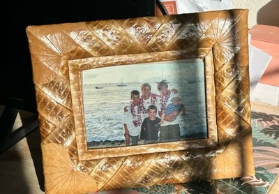 Elegante marco de fotos de fibra vegetal de 6” por 4” beige tropical Foto 1 de 4