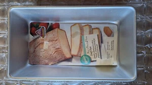 Wilton Loaf Pan for baking cake meatloaf pumpkin bread 9" x 5"x 2 3/4" - Picture 1 of 2