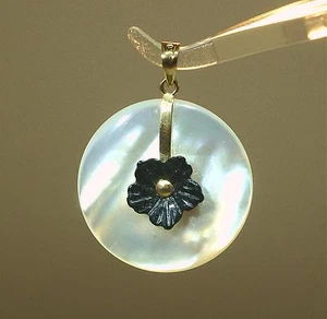 25MM 14K YELLOW GOLD HAWAIIAN BLACK JADE PLUMERIA MOTHER PEARL PI DISC PENDANT - Picture 1 of 9