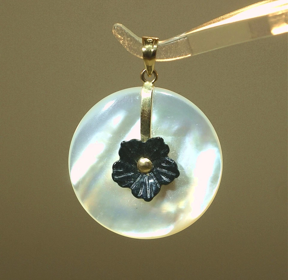 PINGENTE DISCO PI PÉROLA MADREPÉROLA OURO AMARELO 14K HAVAIANO PLUMERIA JADE PRETO 25 MM - Imagem 1 de 1