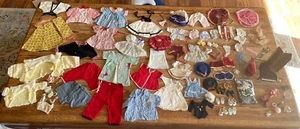 Riesiges Vintage Vogue Puppen- & ideale Puppenkleidungspaket ideale zierliche Prinzessin Möbel - Bild 1 von 9