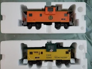 K Line (2) Extended Vision Cabooses (BNSF#K613-1171 C-9/C&NW #K613-1311 C-8) - Bild 1 von 3