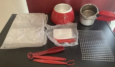 Cook's Essentials - Olla para hacer golosinas de chocolate rojo con moldes Foto 1 de 3