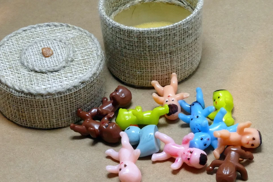 Lote de 11 figuras miniatura miniatura color pastel mezclado bebés plástico 1" King Cake Foto 1 de 4