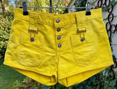 Bermuda curta rara vintage anos 70 'Levi's for Gals' Levis amarela denim botão frontal - Imagem 1 de 4