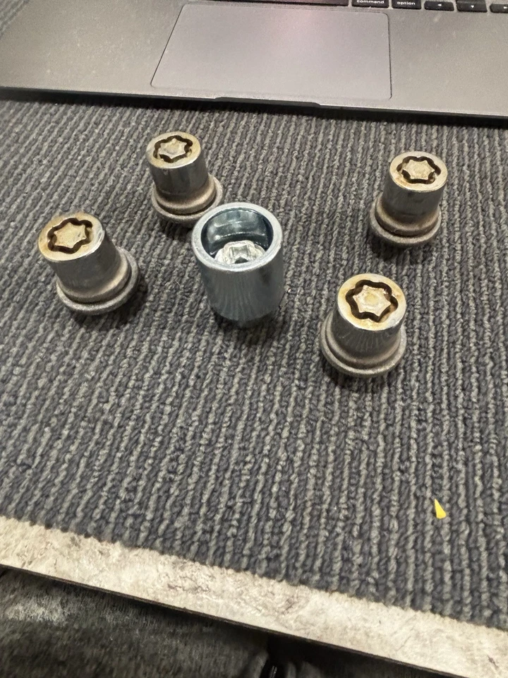 Juego de bloqueo de rueda Toyota Camry 2019 genuino OEM (corto) nuevo bloqueo tacos usados Foto 1 de 1