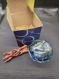 Kitras Kunstglas 6" Calico Kugel mundgeblasen mit Holzständer & Box blau grün gelb - Bild 1 von 12