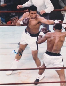 MUHAMMAD ALI HEAVYWEIGHT BOXING CHAMP ACTION SIGNED 8x10 - Picture 1 of 1