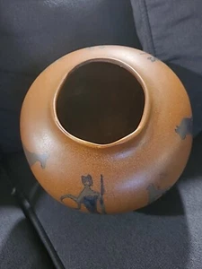 VASO ASIMMETRICO CERAMICA HAEGAR CON FIGURE DIPINTO GROTTA SUD-OVEST 1993 - Foto 1 di 10