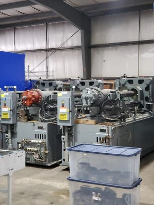 Máquina de moldeo por inyección Nissei 1996 300 toneladas.  Modelo FS260 (3 disponibles) Foto 1 de 2