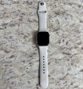 Apple Watch Series 4 40Mm - GPS - Silver - Afbeelding 1 van 4
