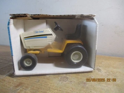 '70 80 Scale Model International Cub Cabet lawn/garden tractor toy NIB 1901/1810 - Image 1 of 4
