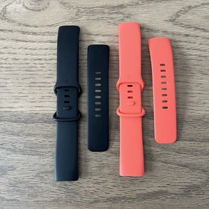 2 Fitbit Bänder für Fitbit Charge 5 & 6 Original Fitbit S & L Bänder Schwarz & Orange - Bild 1 von 2