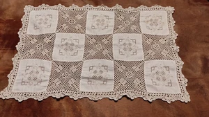 Omas Handarbeit: Deckchen ca. 46 x 30 cm, mit der Hand gestickt und umhäkelt - Bild 1 von 2