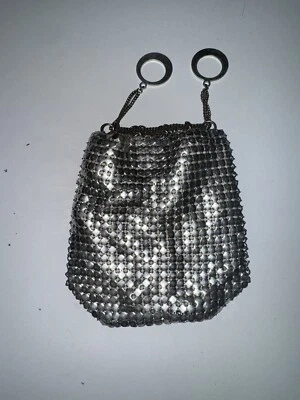 Cartera vintage años 60 mod tono plata malla metálica ligera con cordón Foto 1 de 4