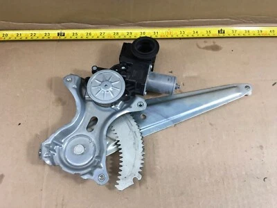 Regulador de ventana de puerta trasera izquierda Toyota Prius Prime 2017-2022 con motor OEM. Foto 1 de 4