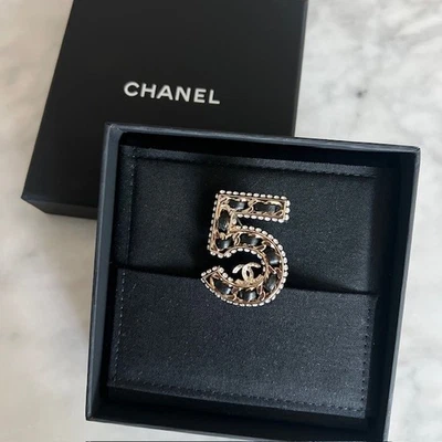 Auténtico broche prendedor Chanel 2023 CC logotipos cristal y piel de cordero número 5 tono dorado Foto 1 de 4