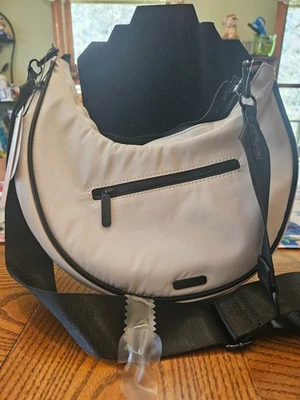 Bolso de mano BCBG Generation nuevo con etiquetas. Poliéster. Nuevo con etiquetas.  Piedra con ribete color negro Foto 1 de 4