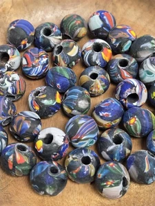 30+ STCK. MEHRFARBIGE RUNDE GLASPERLEN SCHMUCK BASTELN HERSTELLEN LOSE PERLEN - Bild 1 von 5