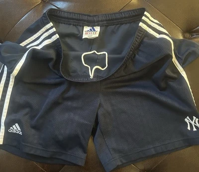 Pantalones Cortos De Colección Adidas NY Yankees Marca Blanca 3 Rayas Para Hombre Talla Mediana Foto 1 de 4