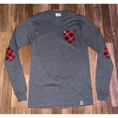 Camiseta Simply Southern Merry and Bright Jeep Navidad Manga Larga Gris Pequeña Foto 1 de 4