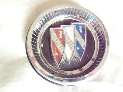 Buick Skylark 1965 emblema Trishield trasero entre luces traseras, fundición #4488538 Foto 1 de 3