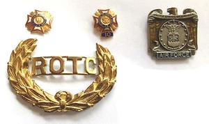 4 VINTAGE PINBACKS ~ VETERANEN AUSLÄNDISCHER KRIEGE / AMERIKANISCHE LEGION UND ROTC PINS - Bild 1 von 3