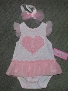 Peaches 'n Cream Baby Mädchen rosa Strampler & Stirnband - Größe 6-9 Monate - Neu mit Etikett - Bild 1 von 6