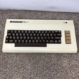 Commodore Vic-20 Computer - w/ PET Keys - Works Great No Cables - Afbeelding 1 van 10