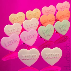 Pendientes bluebubble SWEET NOTHINGS Amor Corazón Lindos Texto Kitsch Palabra San Valentín GF - Imagen 1 de 7