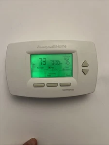 Honeywell TB7220U1012 PRO 7000 Programmable Thermostat - Good Condition - Picture 1 of 2