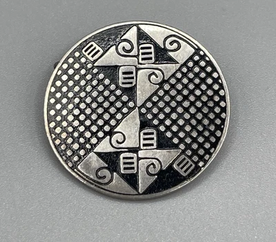 Broche redondo vintage prata esterlina preto esmalte design geométrico 1,2" 9,2gr - Imagem 1 de 4