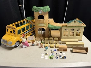 Calico Critters Country Tree School mit Bus, Zubehör & Figuren - Bild 1 von 16