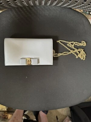 Bolso sin asas Salvatore Ferragamo Vara cadena con lazo cuero gris plata Foto 1 de 4