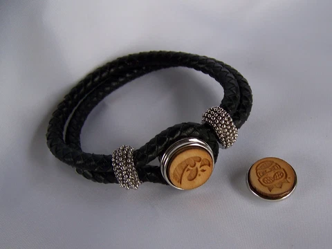 Iowa Hawkeye snap bracelet, medium black leather band Cover